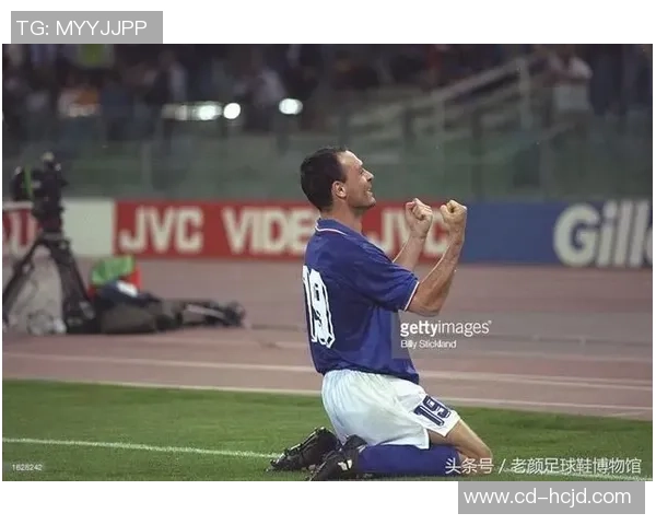 穿奥运配色足球鞋的球星展现竞技魅力与时尚风采